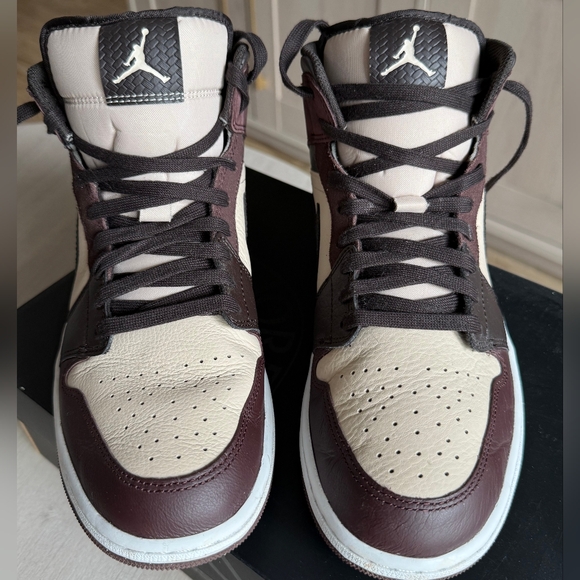 Men's Nike Air Jordan 1 Mid - Picture 7 of 8
